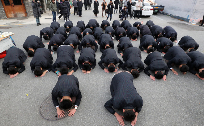 Các em khoá dưới cổ vũ anh chị lớp 12 thi ĐH ở Hàn Quốc: Cởi trần, quỳ lạy, hú hét như fan cuồng đón idol-1