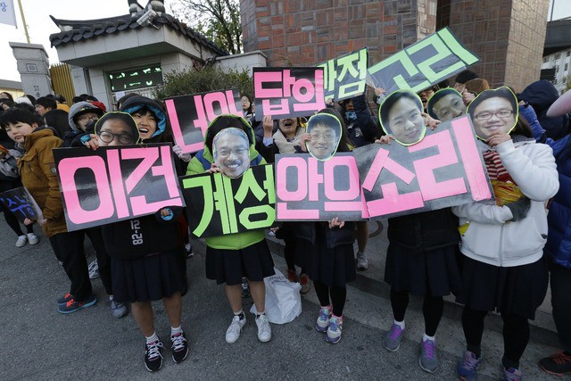 Các em khoá dưới cổ vũ anh chị lớp 12 thi ĐH ở Hàn Quốc: Cởi trần, quỳ lạy, hú hét như fan cuồng đón idol-10