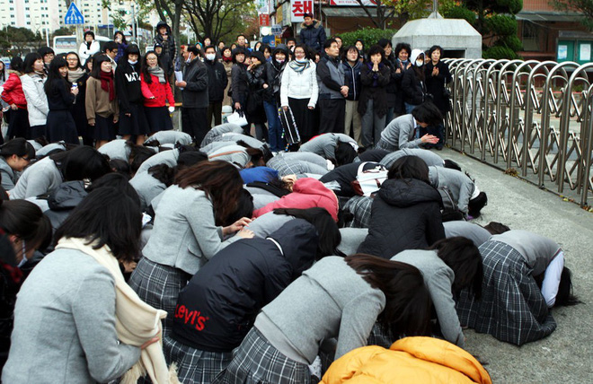 Các em khoá dưới cổ vũ anh chị lớp 12 thi ĐH ở Hàn Quốc: Cởi trần, quỳ lạy, hú hét như fan cuồng đón idol-2