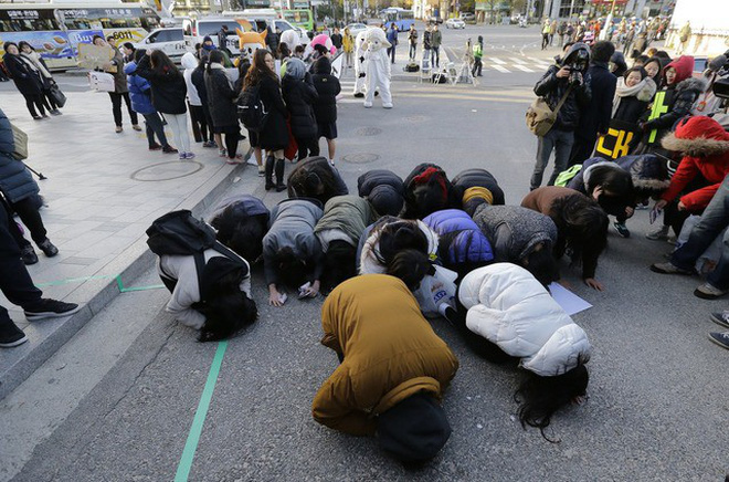 Các em khoá dưới cổ vũ anh chị lớp 12 thi ĐH ở Hàn Quốc: Cởi trần, quỳ lạy, hú hét như fan cuồng đón idol-3