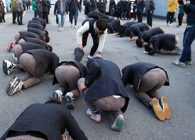 Các em khoá dưới cổ vũ anh chị lớp 12 thi ĐH ở Hàn Quốc: Cởi trần, quỳ lạy, hú hét như fan cuồng đón idol-4