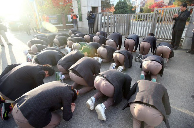 Các em khoá dưới cổ vũ anh chị lớp 12 thi ĐH ở Hàn Quốc: Cởi trần, quỳ lạy, hú hét như fan cuồng đón idol-5