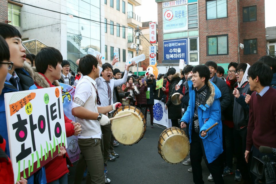 Các em khoá dưới cổ vũ anh chị lớp 12 thi ĐH ở Hàn Quốc: Cởi trần, quỳ lạy, hú hét như fan cuồng đón idol-6