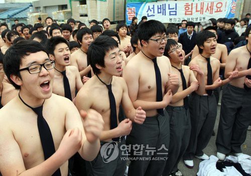 Các em khoá dưới cổ vũ anh chị lớp 12 thi ĐH ở Hàn Quốc: Cởi trần, quỳ lạy, hú hét như fan cuồng đón idol-7
