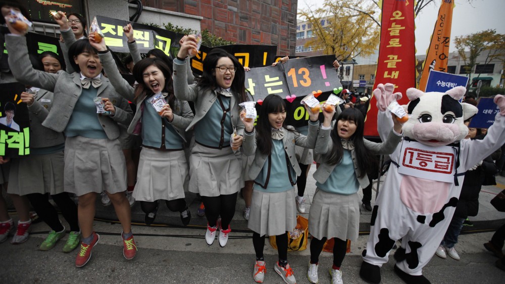 Các em khoá dưới cổ vũ anh chị lớp 12 thi ĐH ở Hàn Quốc: Cởi trần, quỳ lạy, hú hét như fan cuồng đón idol-9