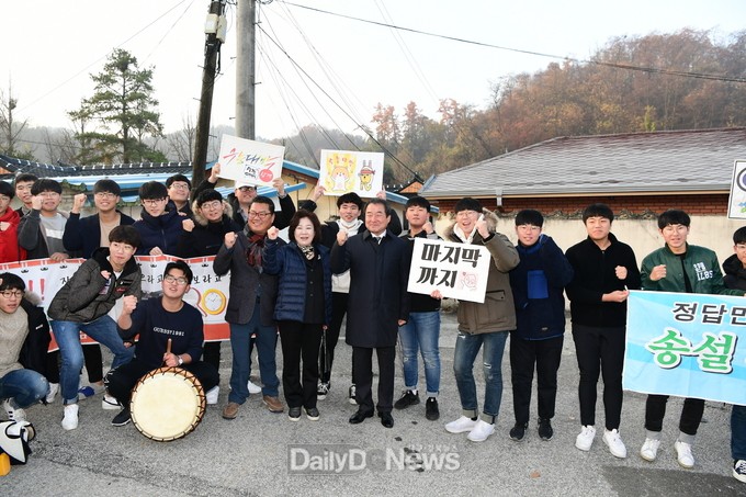 Các em khoá dưới cổ vũ anh chị lớp 12 thi ĐH ở Hàn Quốc: Cởi trần, quỳ lạy, hú hét như fan cuồng đón idol-15