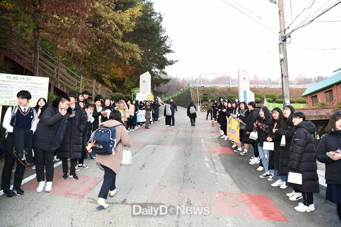 Các em khoá dưới cổ vũ anh chị lớp 12 thi ĐH ở Hàn Quốc: Cởi trần, quỳ lạy, hú hét như fan cuồng đón idol-16