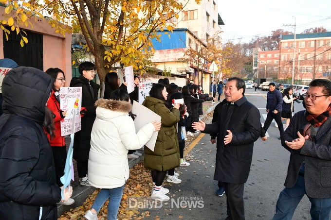 Các em khoá dưới cổ vũ anh chị lớp 12 thi ĐH ở Hàn Quốc: Cởi trần, quỳ lạy, hú hét như fan cuồng đón idol-17