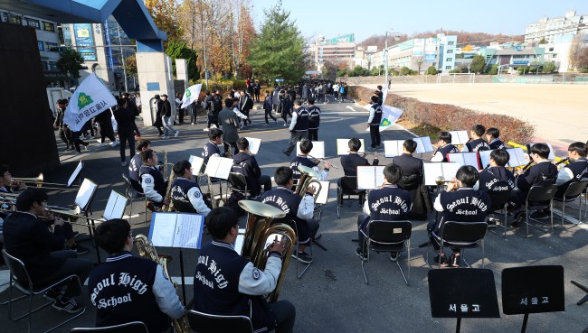 Các em khoá dưới cổ vũ anh chị lớp 12 thi ĐH ở Hàn Quốc: Cởi trần, quỳ lạy, hú hét như fan cuồng đón idol-20