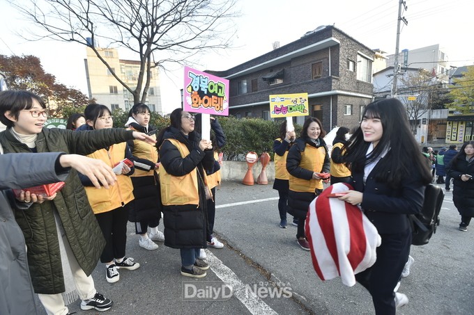 Các em khoá dưới cổ vũ anh chị lớp 12 thi ĐH ở Hàn Quốc: Cởi trần, quỳ lạy, hú hét như fan cuồng đón idol-21