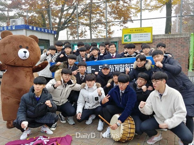 Các em khoá dưới cổ vũ anh chị lớp 12 thi ĐH ở Hàn Quốc: Cởi trần, quỳ lạy, hú hét như fan cuồng đón idol-23