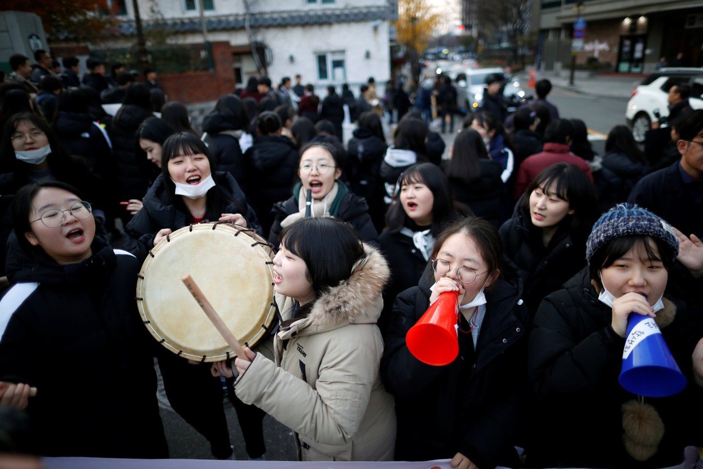 Các em khoá dưới cổ vũ anh chị lớp 12 thi ĐH ở Hàn Quốc: Cởi trần, quỳ lạy, hú hét như fan cuồng đón idol-24