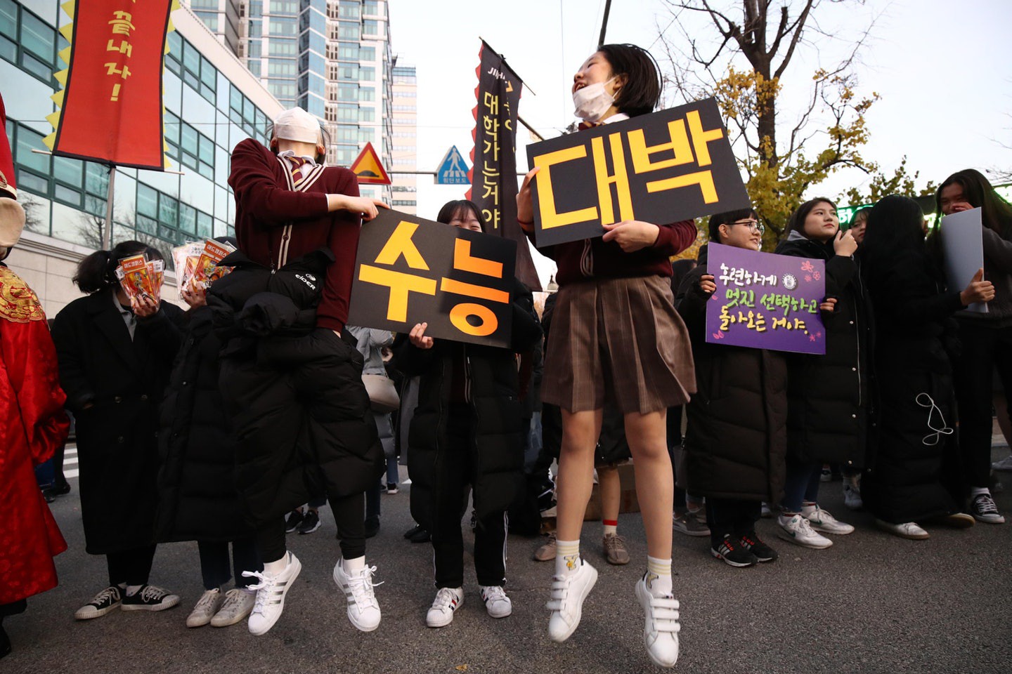 Các em khoá dưới cổ vũ anh chị lớp 12 thi ĐH ở Hàn Quốc: Cởi trần, quỳ lạy, hú hét như fan cuồng đón idol-25