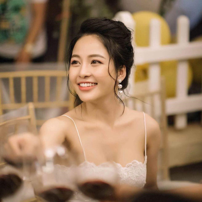 Tuyển Việt Nam gặp Malaysia: Hot girl ngủ gật hứa làm thiên thần nội y-2