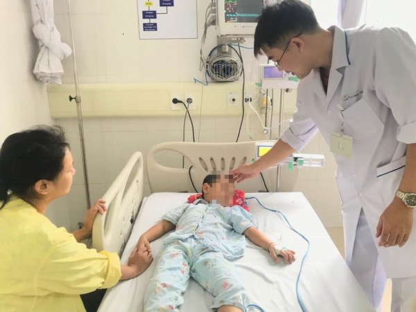 Tự chữa táo bón tại nhà, bé trai 4 tuổi nguy kịch-1