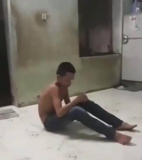 Xôn xao hình ảnh bố dạy con gây phẫn nộ ở Hà Nội: Bắt con nằm dưới nền nhà, nhổ nước bọt vào miệng-1