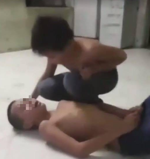 Xôn xao hình ảnh bố dạy con gây phẫn nộ ở Hà Nội: Bắt con nằm dưới nền nhà, nhổ nước bọt vào miệng-2