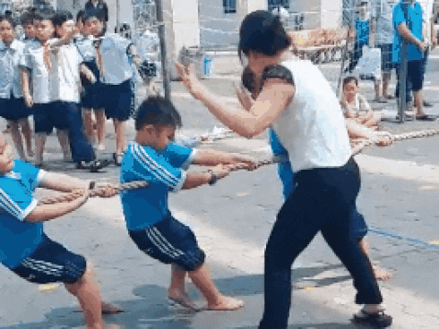 Học sinh 'nhắm mắt nhắm mũi' thi kéo co nhưng hành động của cô giáo mới là điều gây chú ý