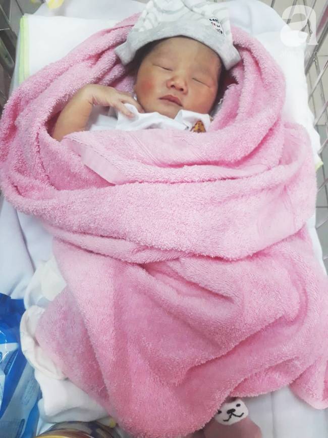 Đi nhậu về, người đàn ông tá hỏa phát hiện bé trai bị bỏ trong thùng giấy kèm lời cầu xin nhận nuôi-1