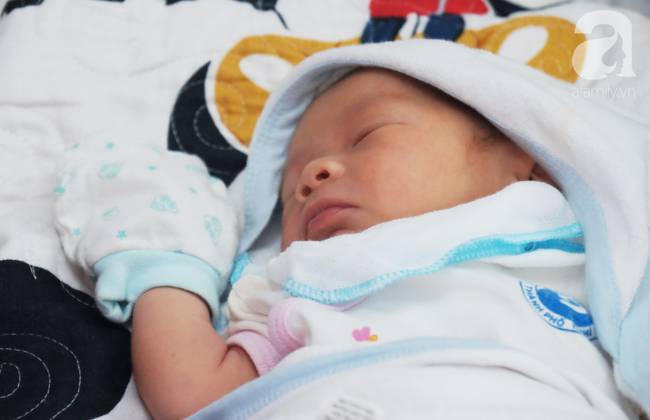 Đi nhậu về, người đàn ông tá hỏa phát hiện bé trai bị bỏ trong thùng giấy kèm lời cầu xin nhận nuôi-6