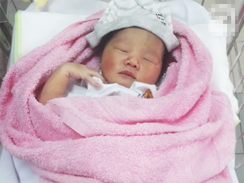 Đi nhậu về, người đàn ông tá hỏa phát hiện bé trai bị bỏ trong thùng giấy kèm lời cầu xin nhận nuôi