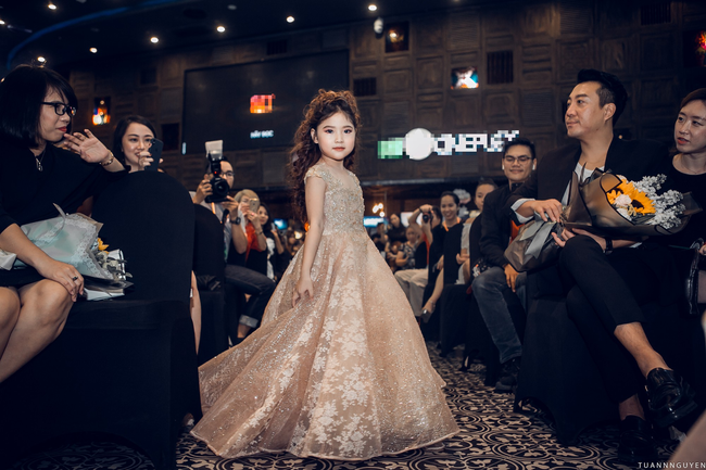 Bất ngờ trước vẻ chuyên nghiệp như người mẫu của cô út 6 tuổi nhà danh thủ Hồng Sơn-2