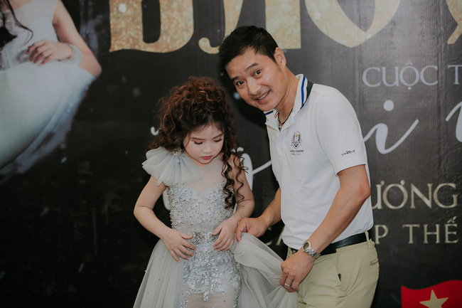 Bất ngờ trước vẻ chuyên nghiệp như người mẫu của cô út 6 tuổi nhà danh thủ Hồng Sơn-4
