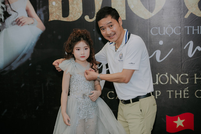 Bất ngờ trước vẻ chuyên nghiệp như người mẫu của cô út 6 tuổi nhà danh thủ Hồng Sơn-6
