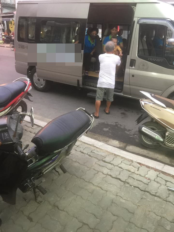 Cụ ông 5 giờ chiều đều đứng cùng một chỗ, lý do khiến số đông cay mắt-2