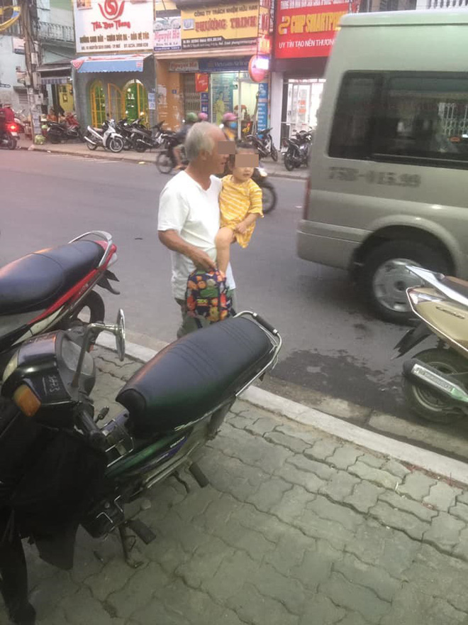 Cụ ông 5 giờ chiều đều đứng cùng một chỗ, lý do khiến số đông cay mắt-4