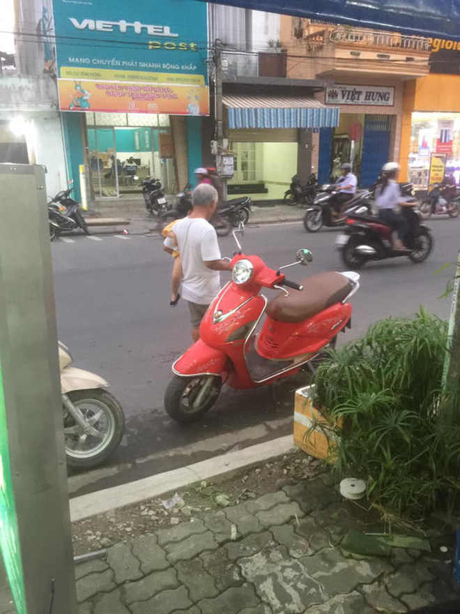 Cụ ông 5 giờ chiều đều đứng cùng một chỗ, lý do khiến số đông cay mắt-6