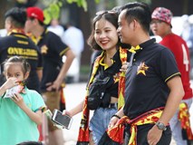 Những cô nàng xinh đẹp khuấy động sân Mỹ Đình trước giờ bóng lăn tận 10 tiếng Những cô nàng xinh đẹp khuấy động sân Mỹ Đình trước giờ bóng lăn tận 10 tiếng