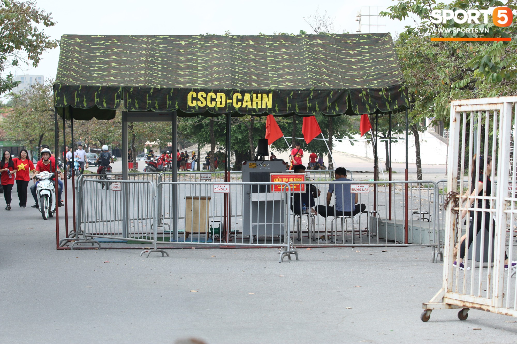 Những cô nàng xinh đẹp khuấy động sân Mỹ Đình trước giờ bóng lăn tận 10 tiếng-15