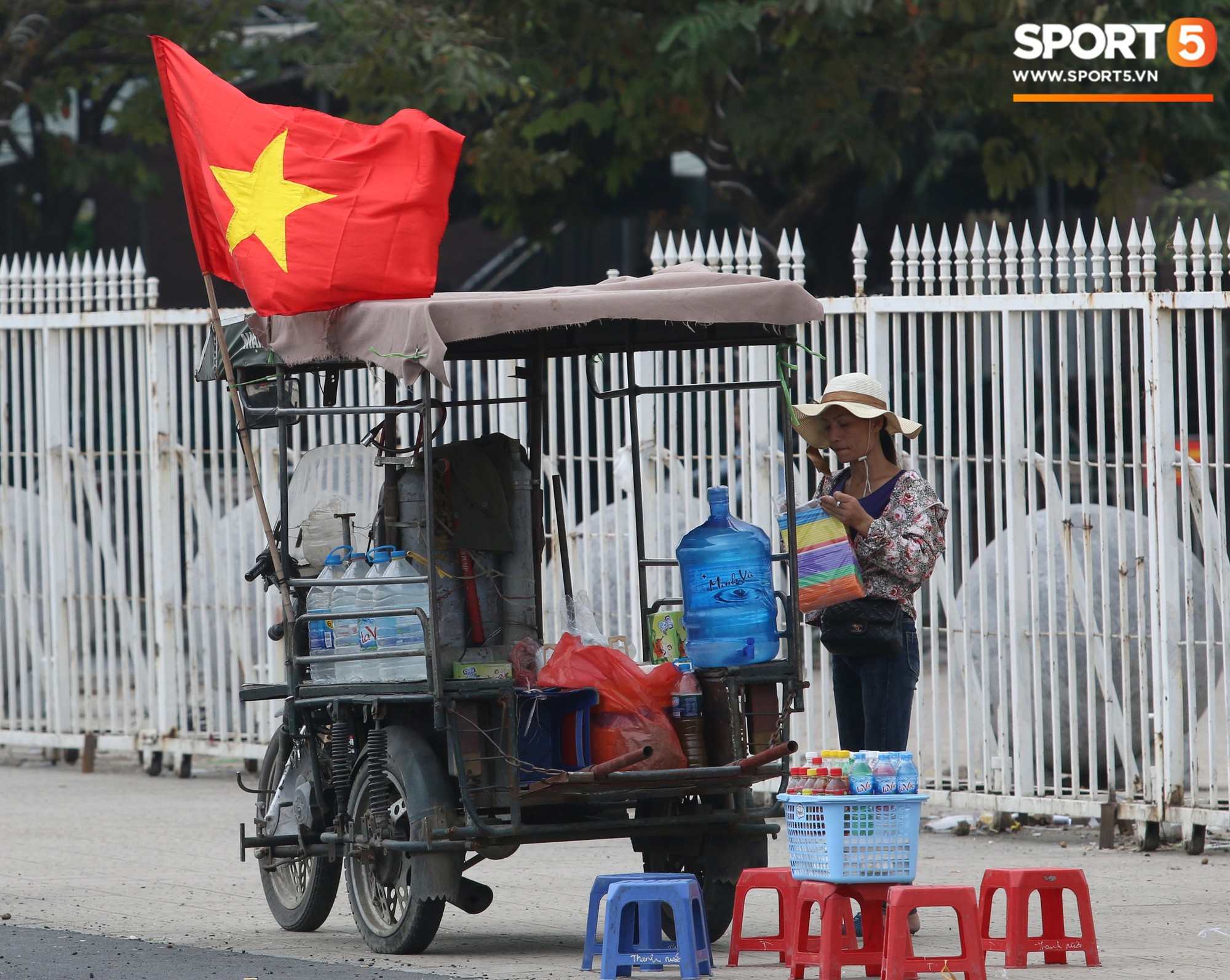 Những cô nàng xinh đẹp khuấy động sân Mỹ Đình trước giờ bóng lăn tận 10 tiếng-12