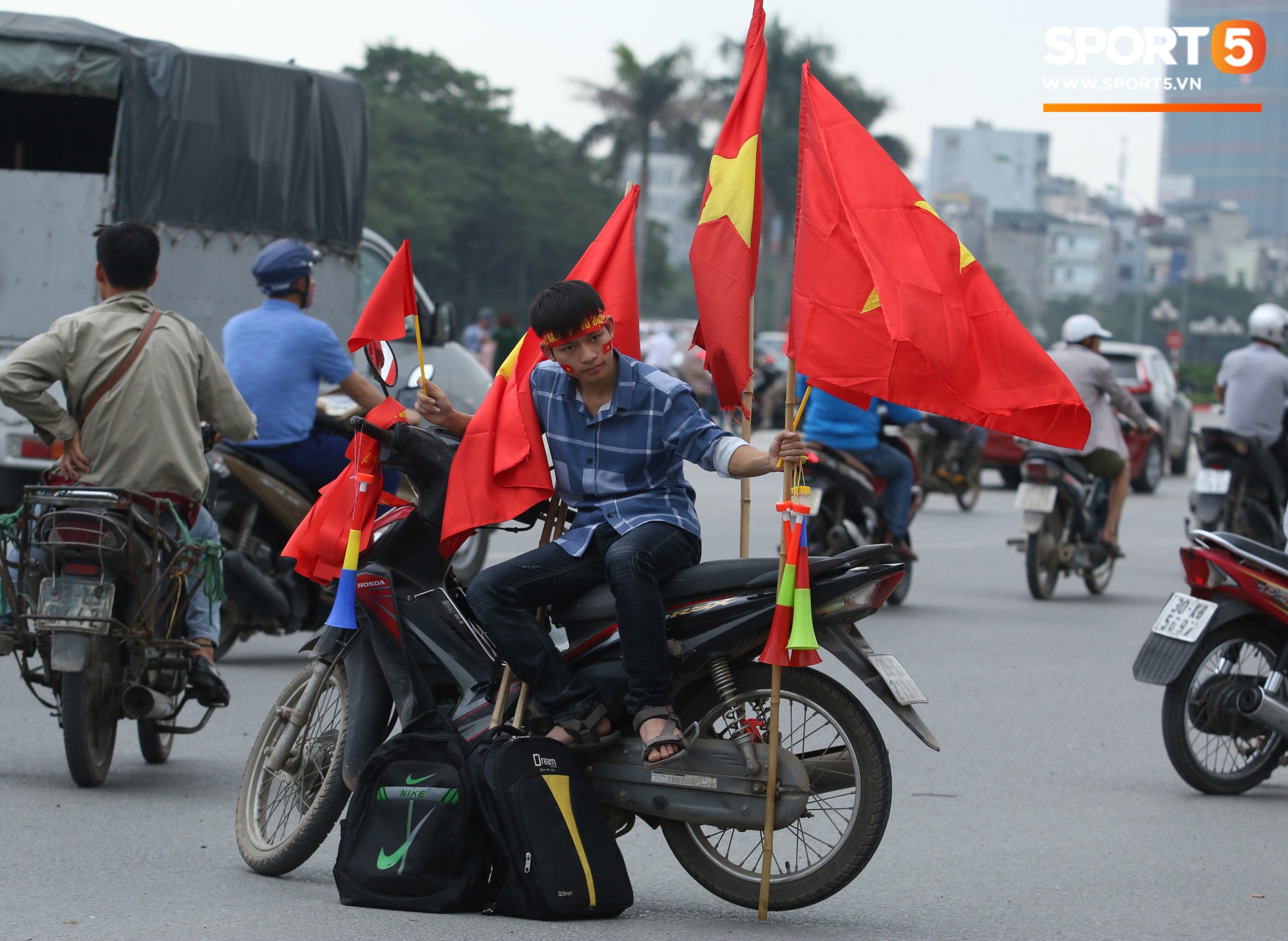 Những cô nàng xinh đẹp khuấy động sân Mỹ Đình trước giờ bóng lăn tận 10 tiếng-7