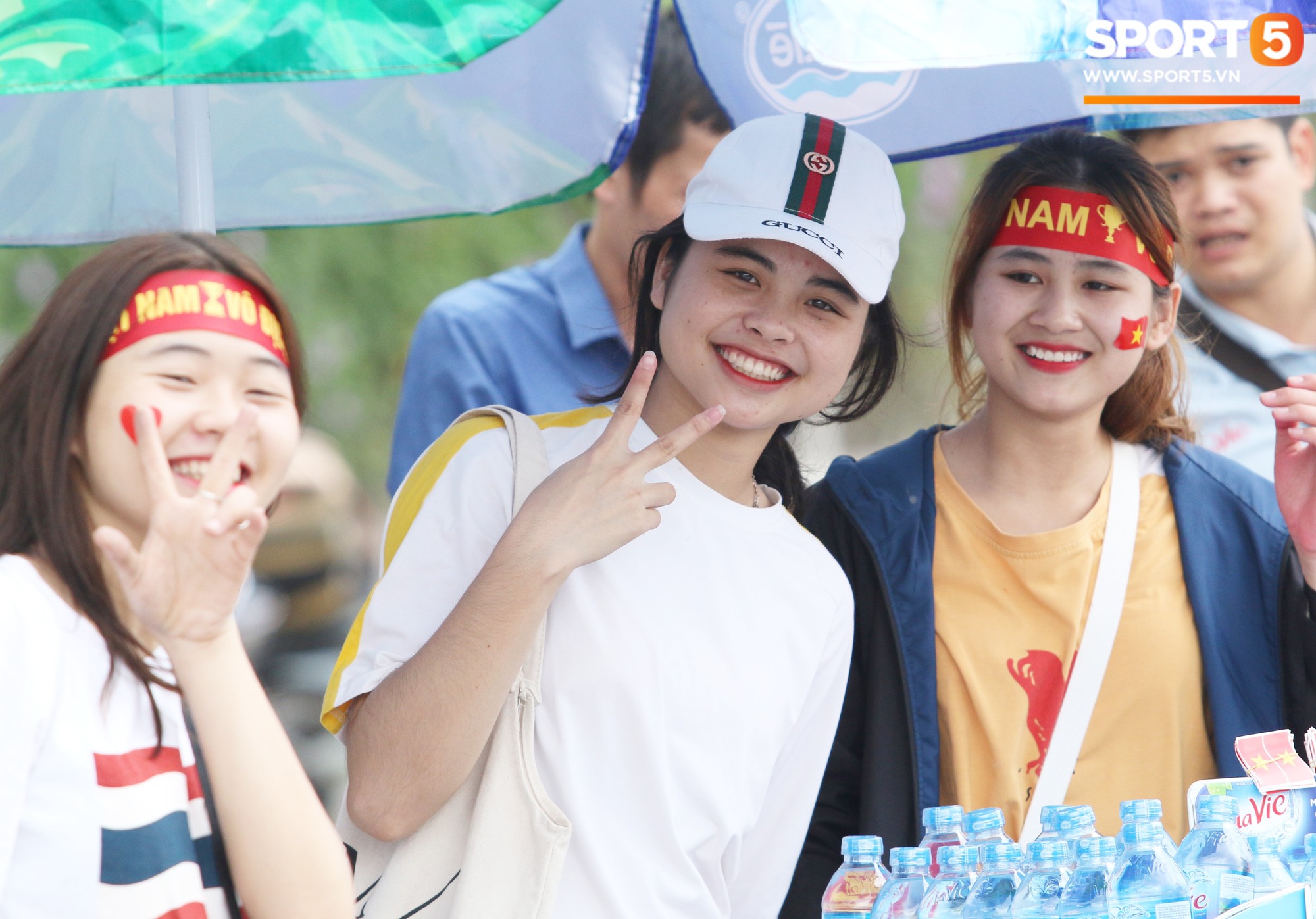 Những cô nàng xinh đẹp khuấy động sân Mỹ Đình trước giờ bóng lăn tận 10 tiếng-10