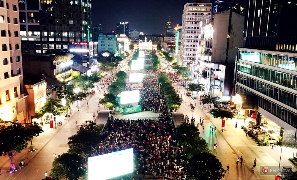 TP. HCM: 5 màn hình LED khủng” trên Phố đi bộ Nguyễn Huệ đã sẵn sàng phục vụ người dân xem đội tuyển Việt Nam tại AFF Cup-3