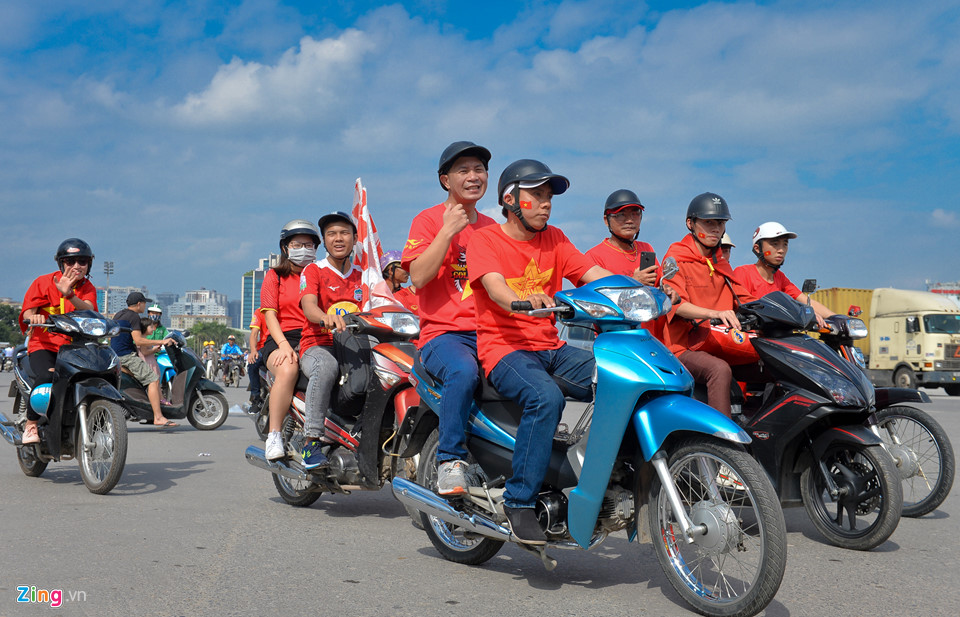 Cổ động viên diễu hành tiếp lửa cho đội tuyển Việt Nam-4