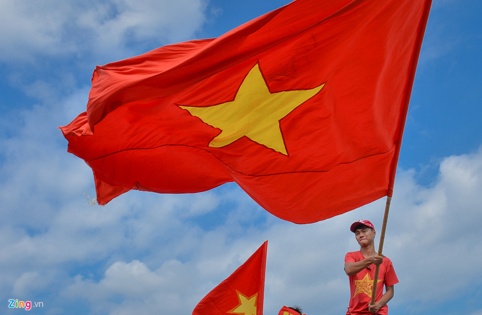 Cổ động viên diễu hành tiếp lửa cho đội tuyển Việt Nam-8