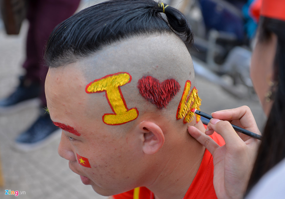 Cổ động viên diễu hành tiếp lửa cho đội tuyển Việt Nam-9