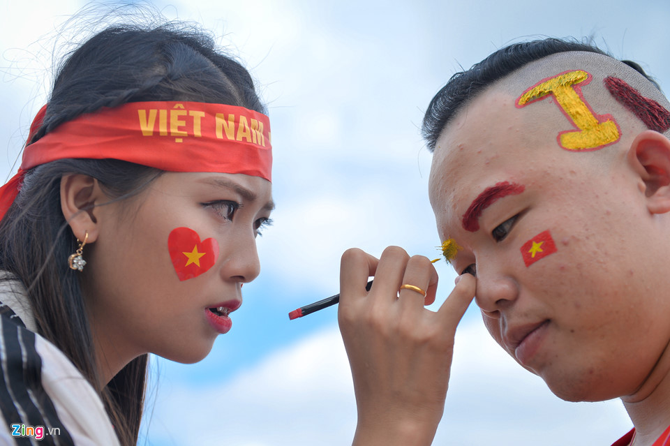 Cổ động viên diễu hành tiếp lửa cho đội tuyển Việt Nam-10