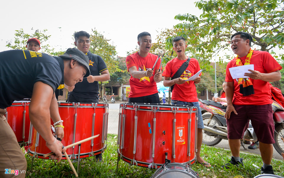 Cổ động viên diễu hành tiếp lửa cho đội tuyển Việt Nam-11