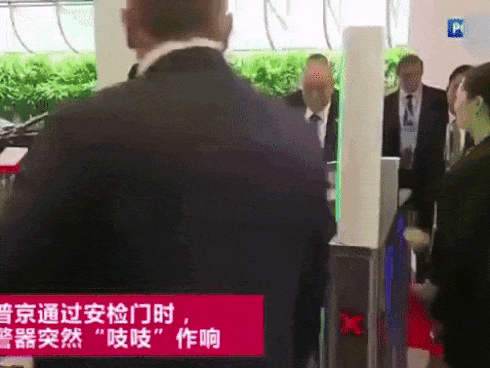 Báo Nga: Chuông báo động vang lên khi TT Putin bị buộc phải đi qua cửa kiểm tra an ninh