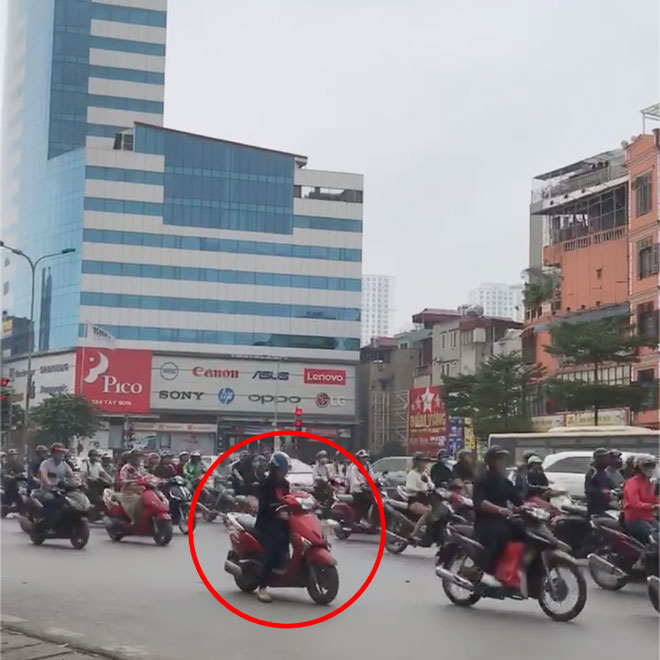 Nữ ninja thản nhiên đứng giữa đường lướt điện thoại, dòng đời qua lại chị chẳng bận tâm-1