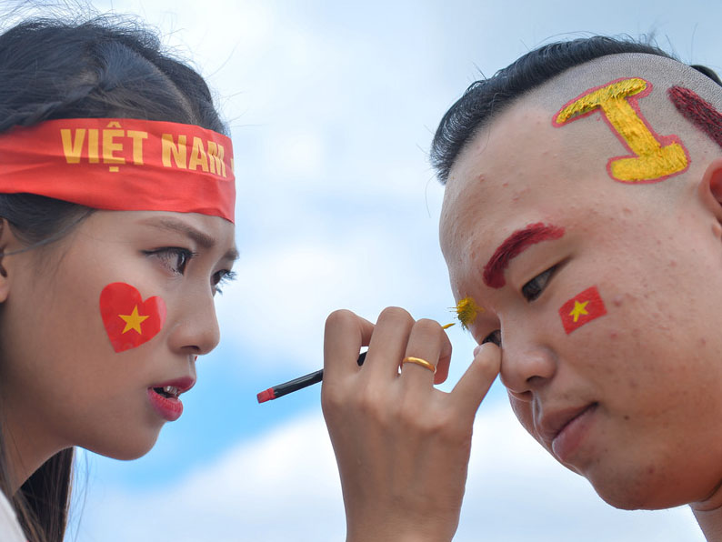 Huyền My cùng gia đình rạng rỡ tại SVĐ Mỹ Đình, Đỗ Mỹ Linh cổ vũ nồng nhiệt cho đội tuyển Việt Nam tại nhà-3