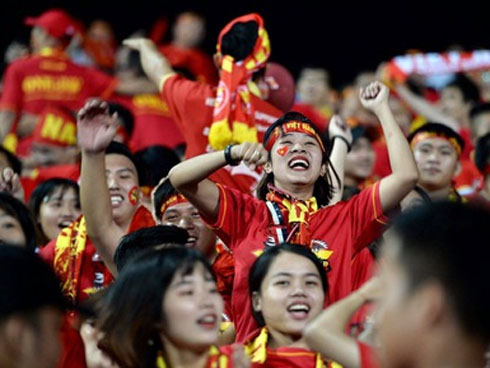 Bất chấp án phạt, fan đốt pháo sáng rực trời bên ngoài sân Mỹ Đình-8