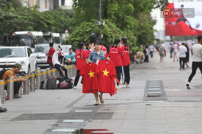 Cổ động viên cả nước vỡ òa cảm xúc trước bàn thắng của Anh Đức nâng tỷ số lên 2-0-51