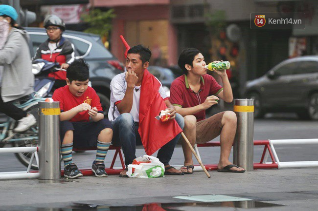 Cổ động viên cả nước vỡ òa cảm xúc trước bàn thắng của Anh Đức nâng tỷ số lên 2-0-52