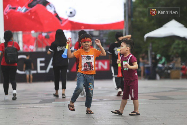 Cổ động viên cả nước vỡ òa cảm xúc trước bàn thắng của Anh Đức nâng tỷ số lên 2-0-53