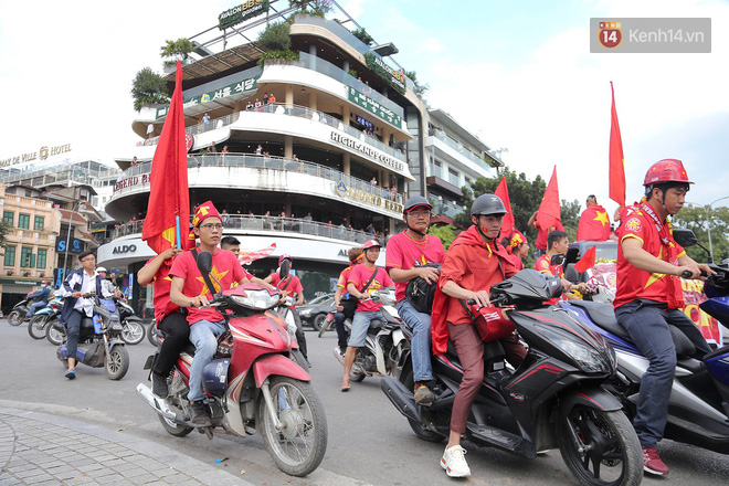 Cổ động viên cả nước vỡ òa cảm xúc trước bàn thắng của Anh Đức nâng tỷ số lên 2-0-69